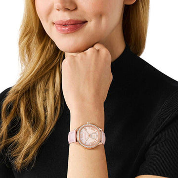 Γυναικείο ρολόι Michael Kors Sage MK4820 με ροζ δερμάτινο λουράκι και ροζ φίλντισι καντράν 38mm με λαμπερά ζιργκόν.